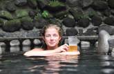 Água quente e cerveja gelada em complexo de águas termais perto de La Fortuna, região do lago Arenal, na Costa Rica